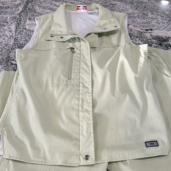 Alia two-piece outfit, vest is size M 3 pockets , pants size 12 with 2 pockets - Picture 5 of 16